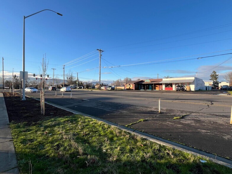 1252 W Mcandrews Rd, Medford, OR à vendre - Photo de l’immeuble – Image 2 sur 3