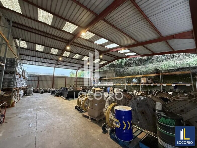 Local d’activités dans Carros à louer - Photo de l’immeuble – Image 2 sur 11