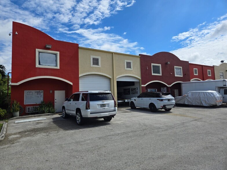 13941 SW 143rd Ct, Miami, FL à louer - Photo de l’immeuble – Image 1 sur 8