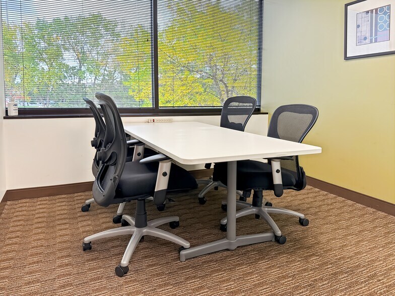 860 Blue Gentian Rd, Eagan, MN à louer - Photo intérieure – Image 2 sur 16