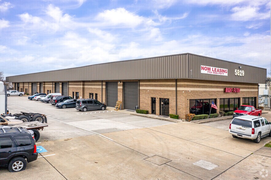 5829 W Sam Houston Pky N, Houston, TX à louer - Photo principale – Image 1 sur 38