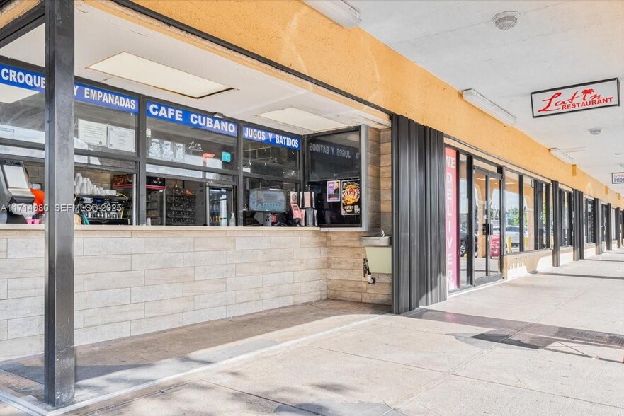 10720 W Flagler St, Miami, FL à louer - Photo de l’immeuble – Image 2 sur 26