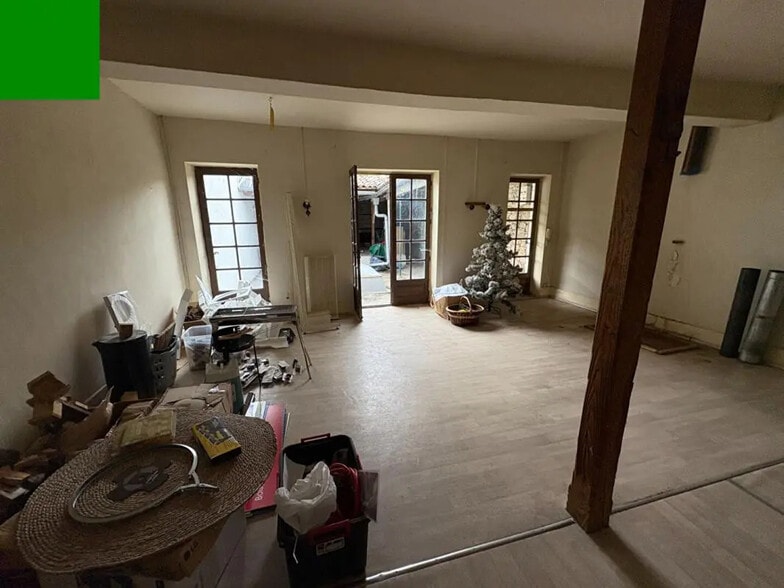 Local d'activités dans à vendre - Photo de l’immeuble – Image 1 sur 4