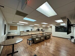 28511 Orchard Lake Rd, Farmington Hills, MI à louer Photo intérieure– Image 2 sur 9