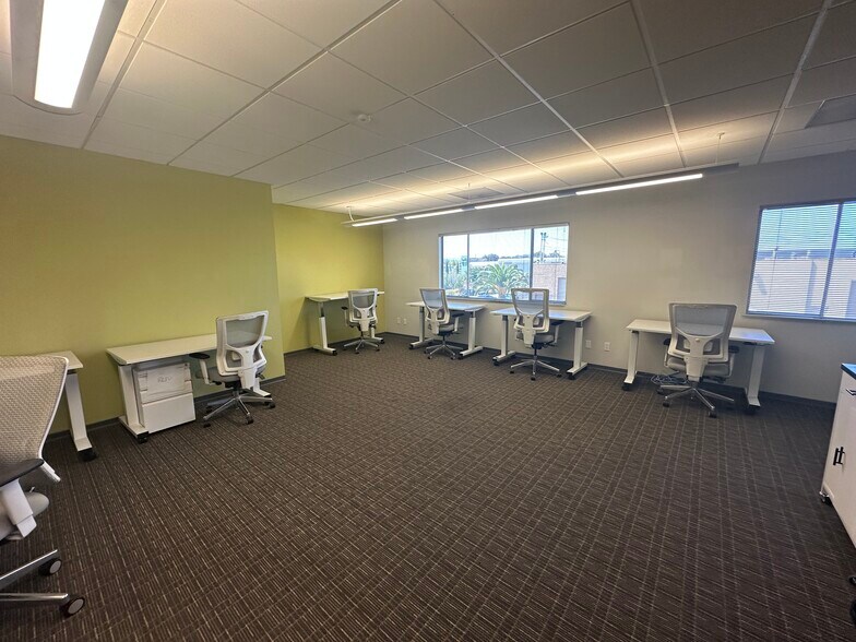555 Price Ave, Redwood City, CA à louer - Photo de l’immeuble – Image 3 sur 4