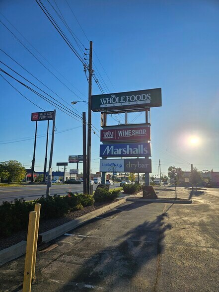 4900 Shelbyville Rd, Louisville, KY à louer - Photo de l’immeuble – Image 3 sur 6