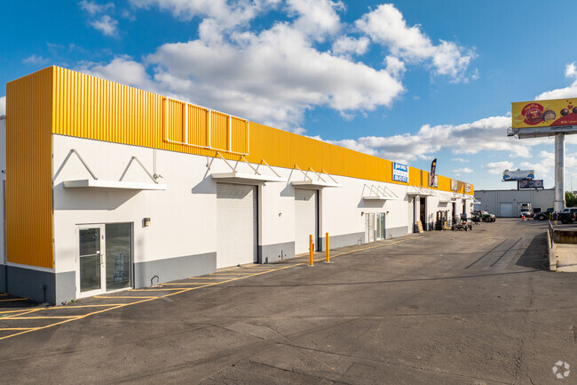 Plus de détails pour 8600 NW South River Dr, Medley, FL - Industriel/Logistique à louer