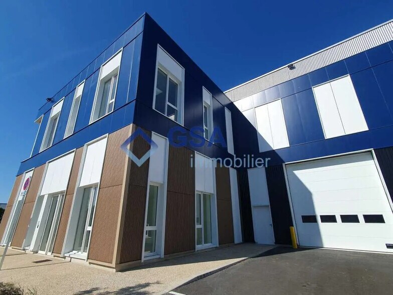 Local d’activités dans Moissy-Cramayel à louer - Photo de l’immeuble – Image 1 sur 11