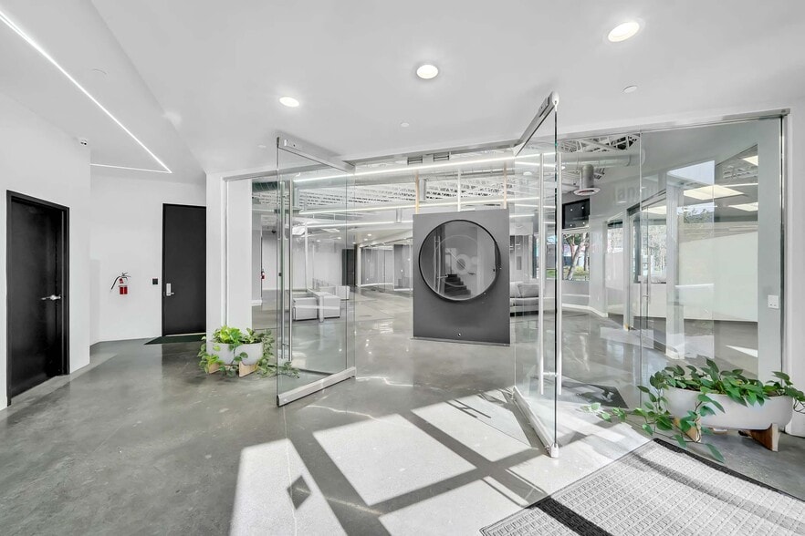 3535 Hyland Ave, Costa Mesa, CA à louer - Photo intérieure – Image 3 sur 13