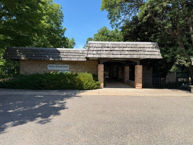 18340 Minnetonka Blvd, Deephaven, MN à louer - Photo de l’immeuble – Image 2 sur 19