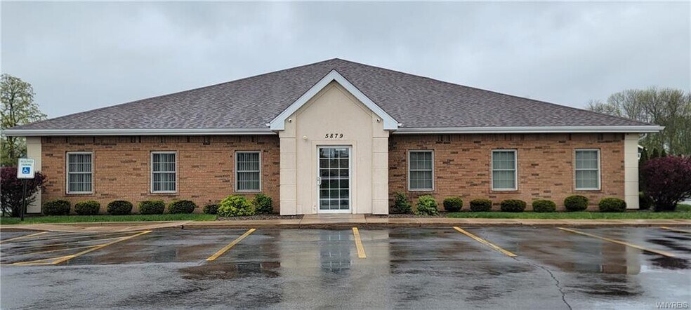 5879 Snyder Dr, Lockport, NY à vendre - Photo de l’immeuble – Image 1 sur 47