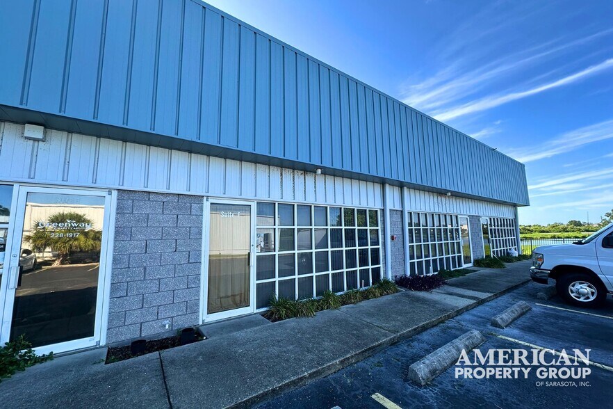 6245 Clark Center Ave, Sarasota, FL à vendre - Photo de l’immeuble – Image 1 sur 2