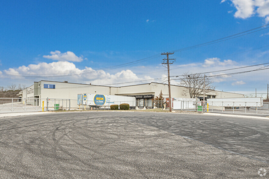 1 Adams Blvd, Farmingdale, NY à louer - Photo de l’immeuble – Image 2 sur 4