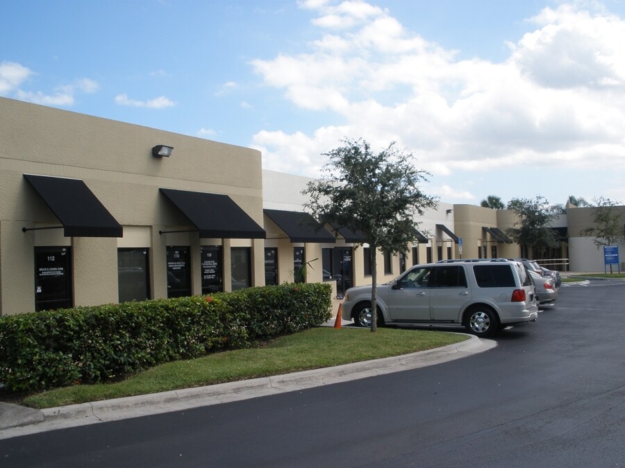 8100-8110 Royal Palm Blvd, Coral Springs, FL à louer Photo de l’immeuble– Image 1 sur 13