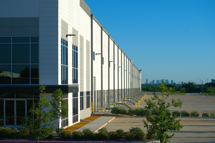 9401 Hemphill St, Fort Worth, TX à louer - Photo de l’immeuble – Image 3 sur 11