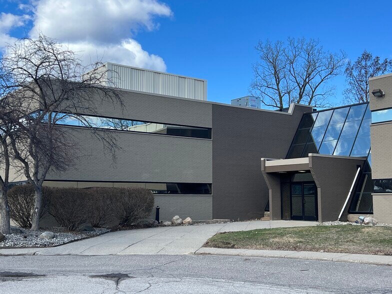 20300 W 12 Mile Rd, Southfield, MI à louer - Photo de l’immeuble – Image 2 sur 18