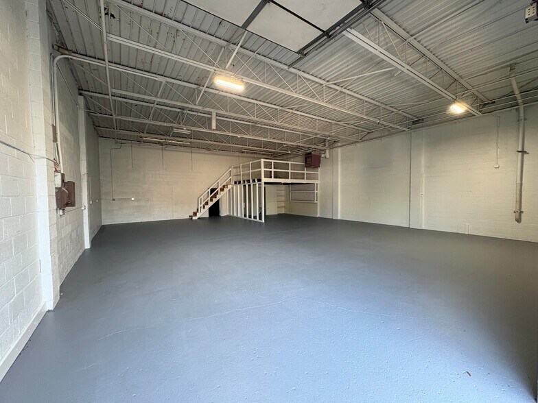 32722 W 8 Mile Rd, Farmington Hills, MI à louer - Photo de l’immeuble – Image 2 sur 4