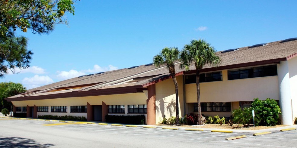 12811 Kenwood Ln, Fort Myers, FL à louer - Photo de l’immeuble – Image 2 sur 15