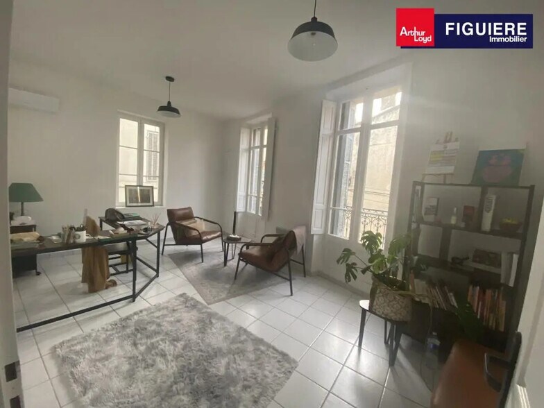 Bureau dans Salon-de-Provence à louer - Photo de l’immeuble – Image 1 sur 8