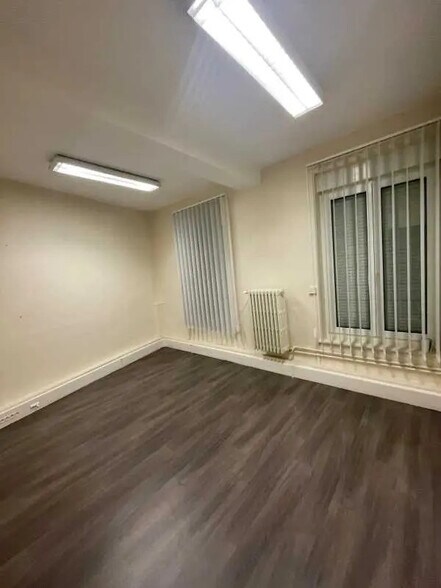 Bureau dans Saint-Quentin à louer - Photo de l’immeuble – Image 2 sur 9