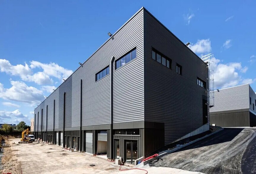 Local d'activités dans Courtry à vendre - Photo de l’immeuble – Image 3 sur 7