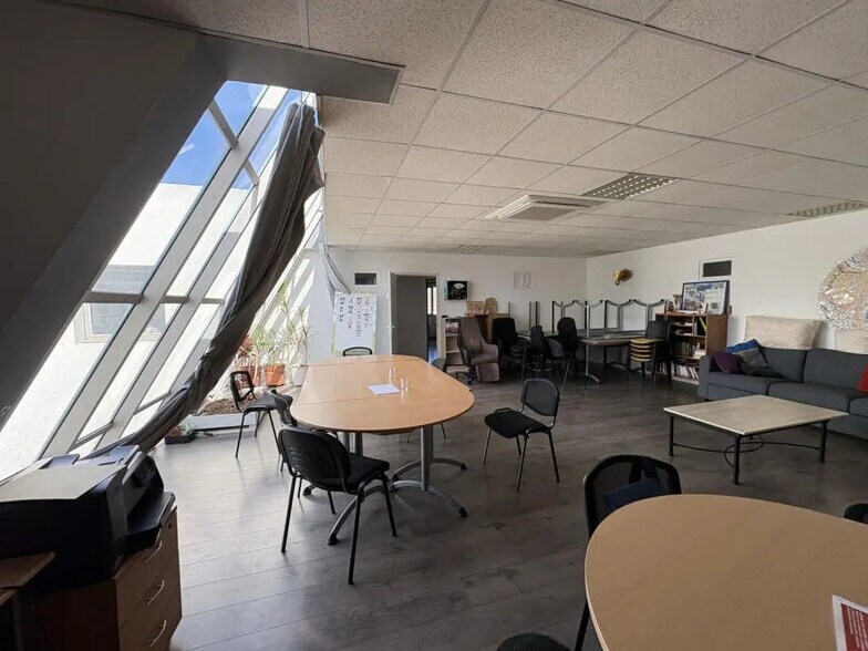 Local commercial dans Aubagne à louer - Photo de l’immeuble – Image 2 sur 10