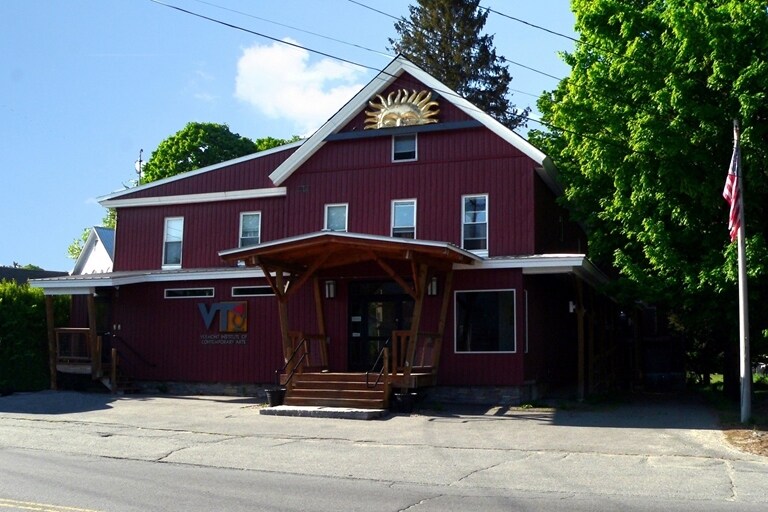 15 Depot St, Chester, VT à vendre - Photo de l’immeuble – Image 2 sur 11