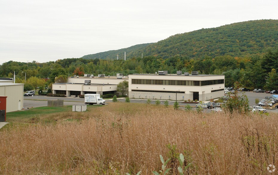 110 Halcyon Dr, Bristol, CT à vendre - Photo de l’immeuble – Image 3 sur 6
