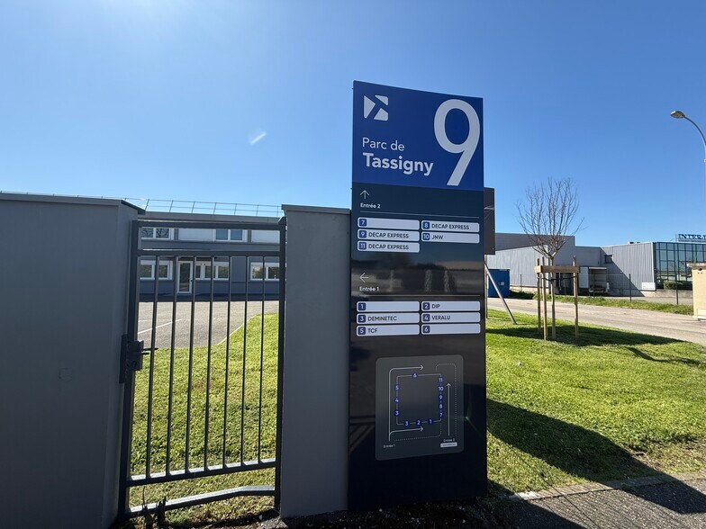 9 Avenue Du Maréchal De Lattre De Tassigny, Meyzieu à louer - Photo de l’immeuble – Image 3 sur 12