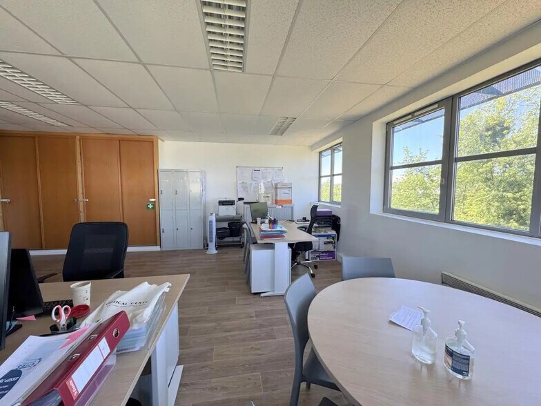 Bureau dans Poissy à louer - Photo de l’immeuble – Image 3 sur 4