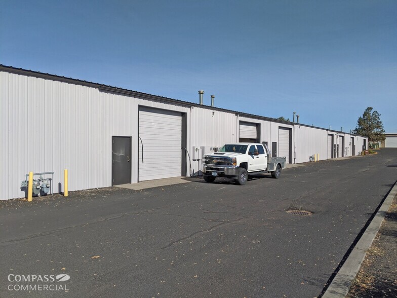 1842 SE 1st St, Redmond, OR à louer - Photo de l’immeuble – Image 2 sur 3