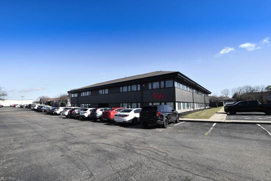 4974 Higbee Ave NW, Canton, OH à louer - Photo de l’immeuble – Image 3 sur 14