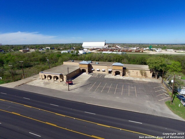 1701 E State Highway 97, Jourdanton, TX à louer Photo de l’immeuble– Image 1 sur 10