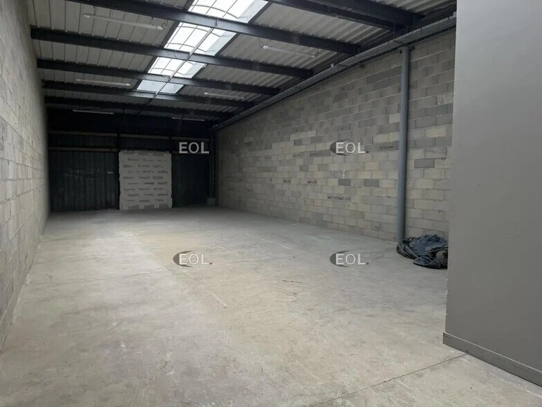 Local d’activités dans Sainte-Geneviève-des-Bois à louer - Photo intérieure – Image 2 sur 3