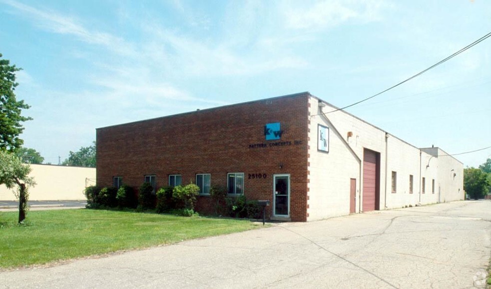 25100 Mound Rd, Warren, MI à louer - Photo de l’immeuble – Image 2 sur 3