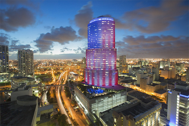 100 SE 2nd St, Miami, FL à louer - Photo de l’immeuble – Image 1 sur 27