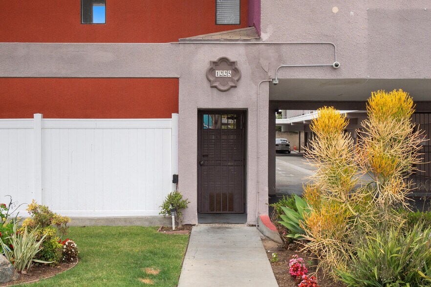 1225 W 166th St, Gardena, CA à vendre - Photo de l’immeuble – Image 3 sur 36
