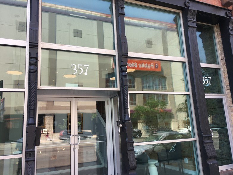 357 W Chicago Ave, Chicago, IL à louer - Photo de l’immeuble – Image 3 sur 9
