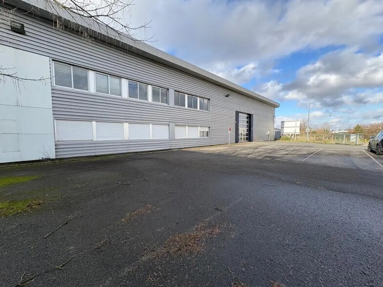 Local d'activités dans Bouguenais à vendre - Photo de l’immeuble – Image 1 sur 20