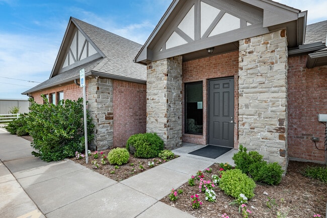 Plus de détails pour 9400 S I-35 Service Rd, Moore, OK - Bureau à vendre