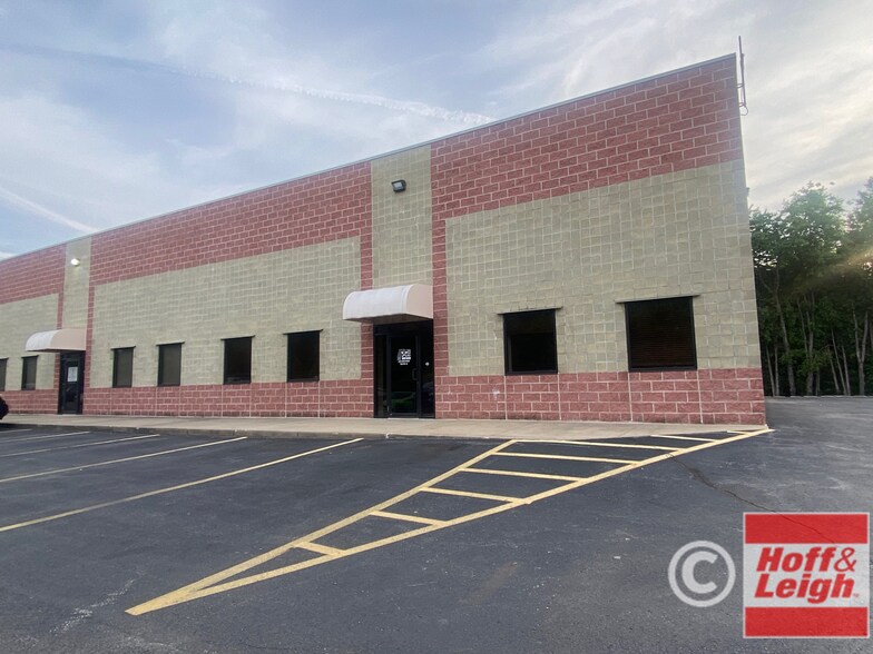 727 E Turkeyfoot Lake, Akron, OH à louer - Photo de l’immeuble – Image 2 sur 3