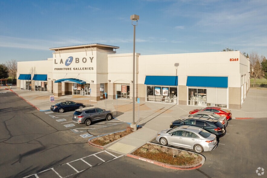 8265 Laguna Blvd, Elk Grove, CA à louer - Photo de l’immeuble – Image 2 sur 5