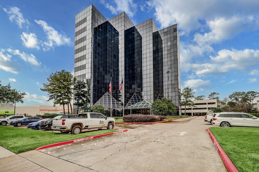 1111 N Loop W, Houston, TX à louer - Photo de l’immeuble – Image 1 sur 27