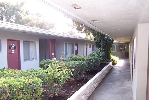 1043-1057 R St, Fresno, CA à louer - Photo de l’immeuble – Image 2 sur 9