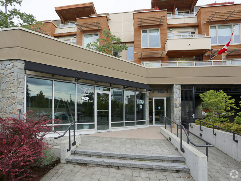 7161 W Saanich Rd, Central Saanich, BC à vendre - Photo principale – Image 1 sur 10