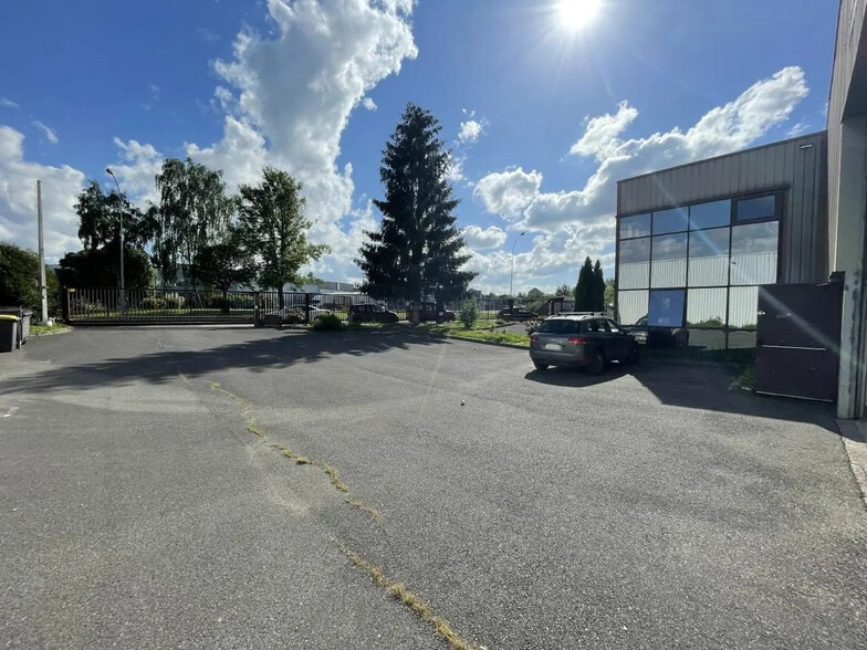Local d'activités dans Marines à vendre - Photo de l’immeuble – Image 2 sur 12