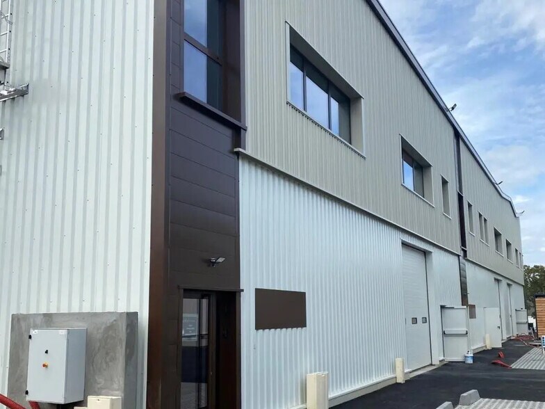 Bureau dans Osny à louer - Photo de l’immeuble – Image 2 sur 9