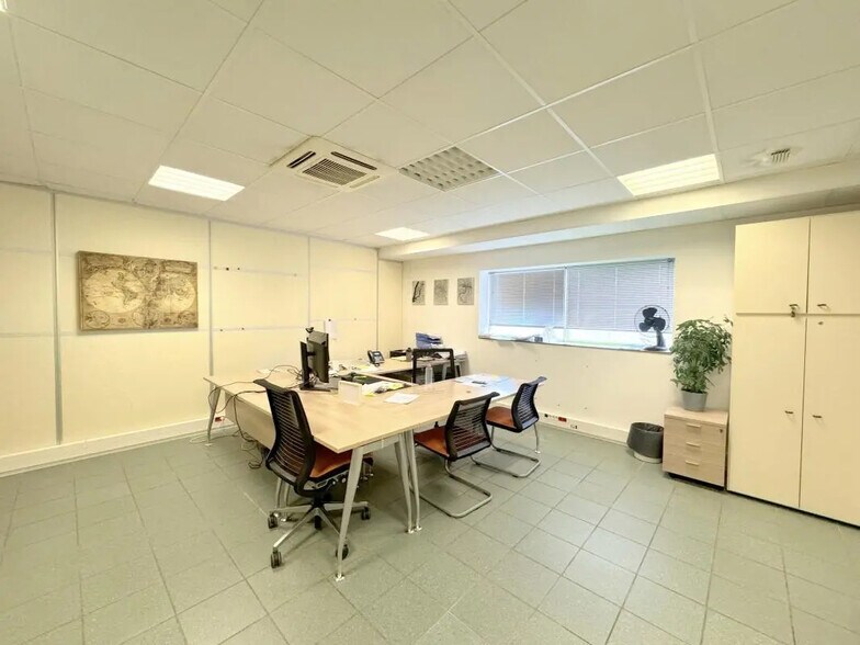 Local d'activités dans Houilles à vendre - Photo de l’immeuble – Image 2 sur 8