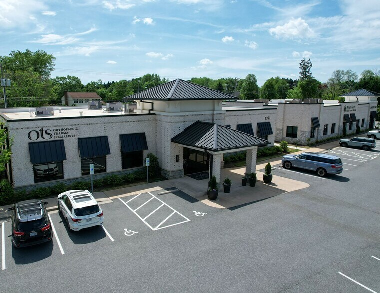 5603 Pinehaven Dr, Greensboro, NC à louer - Photo de l’immeuble – Image 2 sur 6