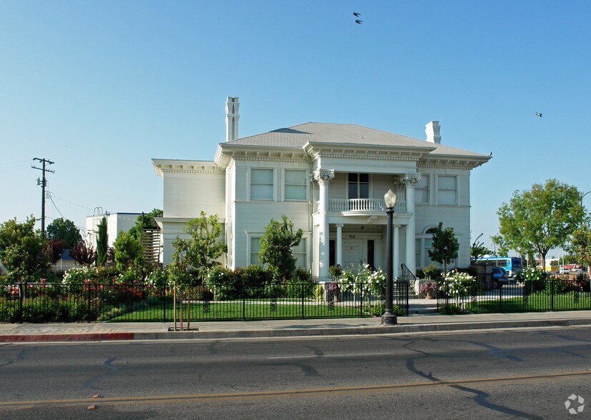 916 E Divisadero St, Fresno, CA à vendre - Photo principale – Image 1 sur 2